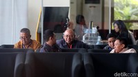 Rendra menunggu di lobi gedung KPK.