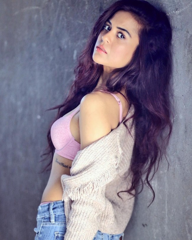 Penampilan Sana yang terlihat memukau dengan makeup natural dan perona bibir warna pink Foto: dok. Instagram @sanaofficial