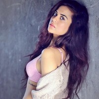 Penampilan Sana yang terlihat memukau dengan makeup natural dan perona bibir warna pink Foto: dok. Instagram @sanaofficial