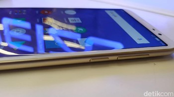 Ponsel ini ditenagai prosesor MT6750 dengan RAM 2 GB dan 3 GB. Memori internalnya 16 GB dan 32 GB. (Foto: detikINET/Agus Tri Haryanto)