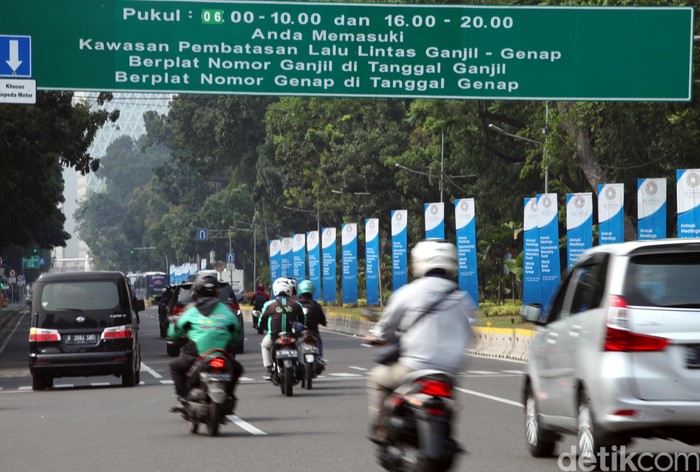 Pemprov DKI Jakarta tetap melanjutkan kebijakan ganjil genap usai Asian Para Games 2018. Kebijakan itu akan diperpanjang hingga akhir tahun 2018.
