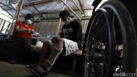 Pembagian tugas mereka sudah ditetapkan mulai dari yang memotong kayu, menghaluskan dengan mesin, mengamplas manual hingga mengecat dan packaging.