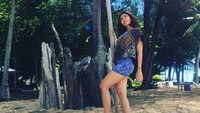Gaya Debra melancong ke Pulau Papan. (Instagram/@debrajeanne.poh)