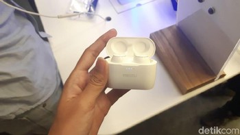 Earphone tanpa kabel ini hadir dengan bobot ringan yaitu 5,8 gram.  (Foto: detikINET/Virgina Maulita Putri)