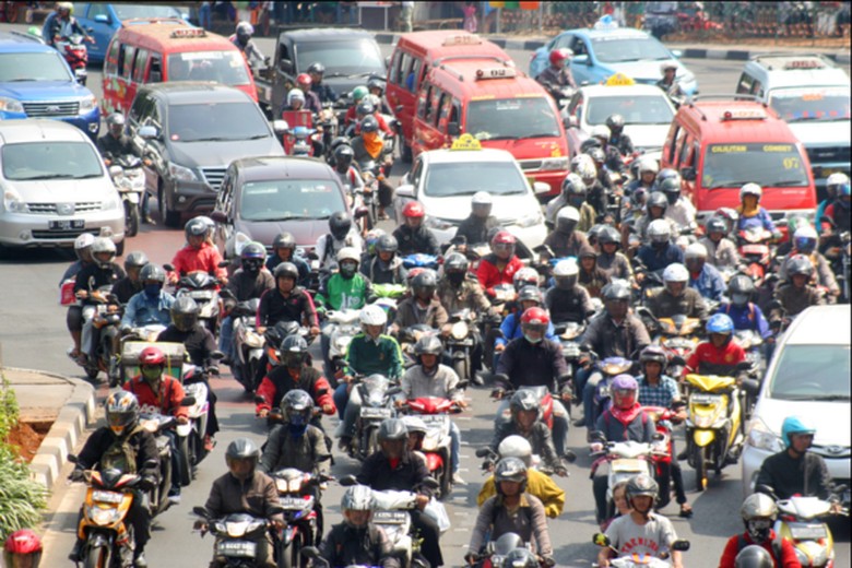Kumpulan sepeda motor menyesaki jalanan. Foto: detik Kumpulan sepeda motor menyesaki jalanan. Foto: detik