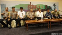 Setelah mendapat laporan soal penembakan, Dirkrimum Polda Metro Jaya Kombes Nico Afinta beserta tim Labfor, Inafis, dan Identifikasi langsung datang dan melakukan olah TKP di ruang kerja anggota DPR F-Golkar Bambang Heri Purnama di lantai 13 gedung Nusantara I, tepatnya di ruang 1313, Senin (15/10/2018).