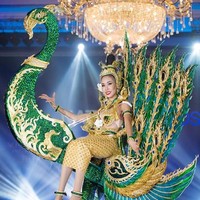 Finalis Miss Grand International 2018 asal Laos, Nobphalat Sikaiphak, tampil heboh dengan kostum nasionalnya. Nobphalat terlihat seperti menaiki burung merak. Foto: Facebook Miss Grand International