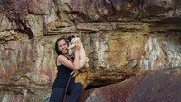 Sebagai pemenang Miss Grand Malaysia 2018, sudah sewajarnya Debra berkunjung ke berbagai destinasi di Malaysia. Ini saat Debra jalan-jalan dan bermain dengan anjing di Labuan Chimney Point. (Instagram/@debrajeanne.poh)