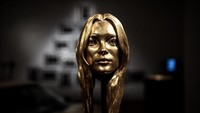 Patung kepala Kate Moss The Midas Touch ditaksir senilai Rp 6 sampai Rp 8 miliar.  Foto: Jack Taylor/Getty Images