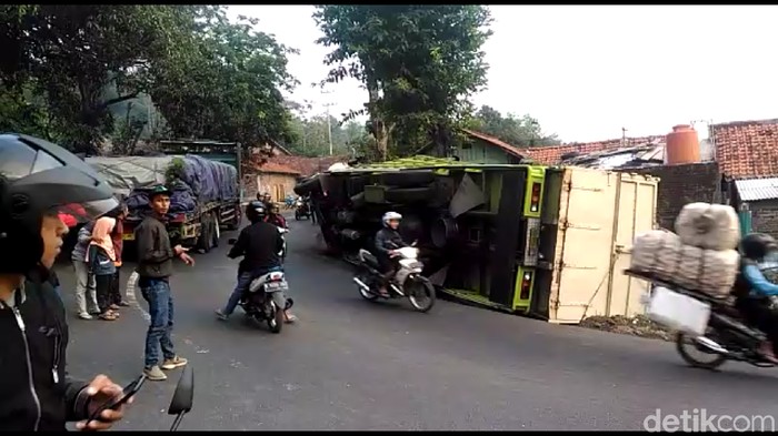 Truk Angkut Kayu Terguling, Jalur Tegal-Purwokerto Macet