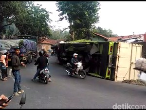 Truk Angkut Kayu Terguling, Jalur Tegal-Purwokerto Macet