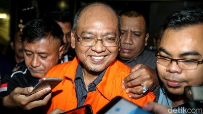 Ditahan KPK, Bupati Malang Tebar Senyuman