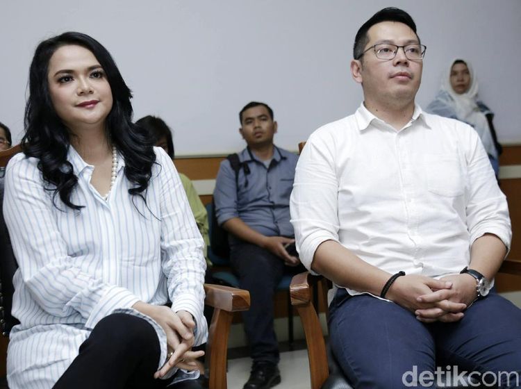 Kebekuan Antara Shezy Idris dan Suami di Ruang Sidang