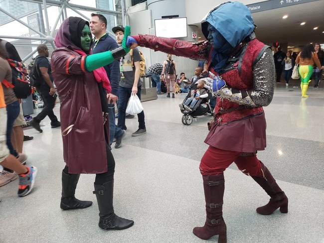 Uniknya, mereka tetap mengenakan hijab seperti pashmina dan tidak menggantinya dengan penutup kepala lainnya.  Foto: Dok. Maliha Fairooz