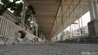 Para pejalan kaki diberikan ruang sekitar 3 meter di setiap kiri dan kanan, jalan tersebut juga sudah lengkap dengan jalur kuning, fasilitas khusus untuk para tuna netra.