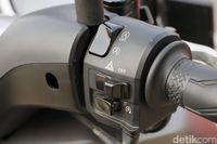 Saklar lampu hazard Yamaha Lexi tipe S. 