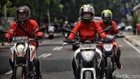 Program ini sebenarnya bukanlah barang baru, detikOto telah melakukannya beberapa waktu lalu. Namun, petualangannya akan cukup berbeda karena tim akan menjelajah Jakarta-Cirebon-Semarang-Surabaya menggunakan motor KTM Duke 200, New Duke 250, dan Duke 390. Foto: Pradita Utama