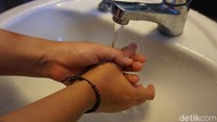 Ibu jari kanan digosok memutar oleh telapak kiri. Sekaligus membersihkan sela ibu jari dengan telunjuk. (Foto: Frieda Isyana Putri/detikHealth)