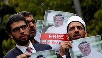 Para aktivis membawa foto Jamal Khashoggi saat mereka berdemo menuntut penyelidikan kasus ini. REUTERS/Murad Sezer/File Photo.