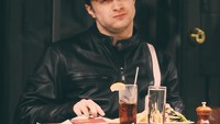Nih, lagi-lagi Daniel lebih memilih makan siang sendirian. Hidangan favoritnya ada salad, steak, hingga minuman bersoda. Foto: Hollywood - Istimewa
