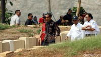 Jokowi tiba sekitar pukul 08.56 WIB. Ia tampak mengenakan kemeja batik lengan panjang.