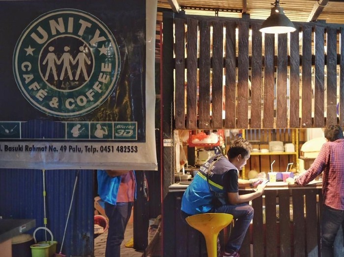 Pulihnya Listrik Membuka Harapan Para Pedagang Korban Gempa Palu