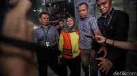 Neneng langsung menuju mobil tahanan KPK.
