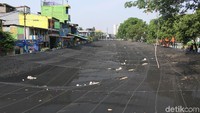Tak hanya Alexis yang ditutup, Anies pun menutup Kali Item menggunakan waring (jaring) untuk mengurangi bau tak sedap di sekitar wisma atlet. Namun cara itu dianggap kurang efektif. Bau yang muncul di kali adalah akibat proses anaerob, sehingga terbentuk gas yang tidak masuk kategori organik. Gas itu masih bisa lolos meski dihalangi membran semipermeabel. Rifkianto Nugroho/detikcom.
