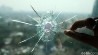 Begini kondisi kaca yang tertembus peluru nyasar.