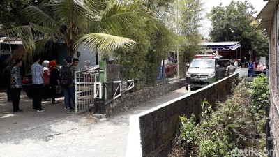 Persiapan Pemakaman Ibunda Roro Fitria