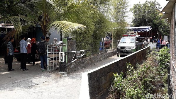 Persiapan Pemakaman Ibunda Roro Fitria