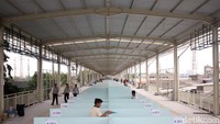 Sesuai janji Pemerintah Provinsi DKI Jakarta, lapak PKL Tanah Abang sudah disediakan di atas Skybridge yang saat ini tengah dalam proses penyelesaian. Sebagai informasi, sebanyak 446 kios pedagang disiapkan untuk berjualan di Skybridge Tanah Abang, Jakarta Pusat. Para pedagang nantinya dikenai biaya sebesar Rp 500 ribu per bulan. Rifkianto Nugroho/detikcom.