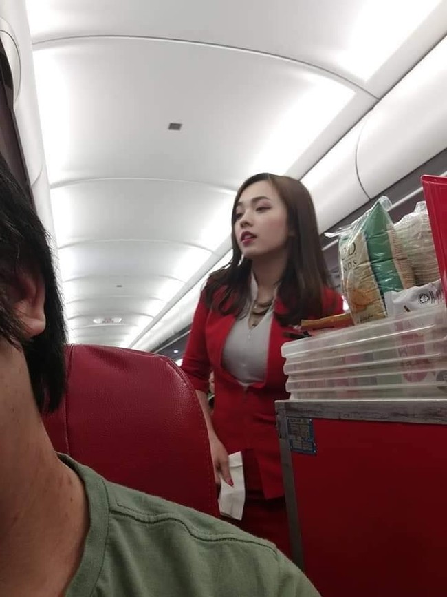  Belum lama ini seorang pramugari AirAsia jadi viral setelah fotonya diam-diam diambil oleh penumpang pesawat dan mengunggahnya di media sosial. Foto: Facebook
