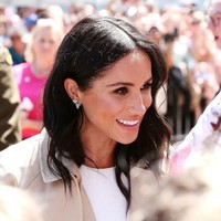 Di hari kedua kunjungan tersebut, Selasa (16/10/2018), Meghan menyempurnakan penampilannya dengan jajaran aksesori yang pernah dipakai Putri Diana. Salah satunya, sepasang anting berlian berbentuk kupu-kupu yang menghiasi kupingnya. Dari kicauan Meghans Mirror di Twitter, anting tersebut diketahui sebelumnya milik Putri Diana. (Foto: Getty Images)