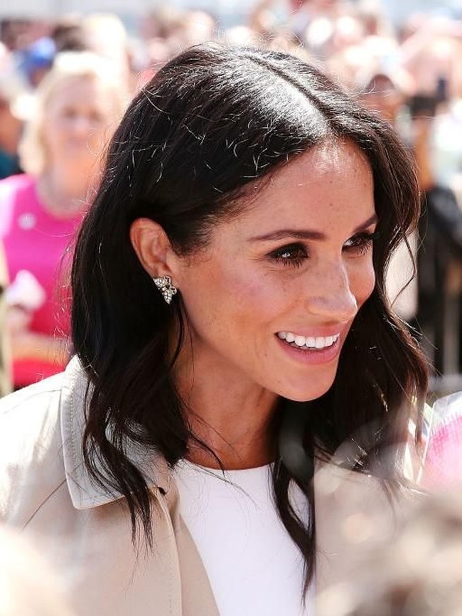 Di hari kedua kunjungan tersebut, Selasa (16/10/2018), Meghan menyempurnakan penampilannya dengan jajaran aksesori yang pernah dipakai Putri Diana. Salah satunya, sepasang anting berlian berbentuk kupu-kupu yang menghiasi kupingnya. Dari kicauan Meghans Mirror di Twitter, anting tersebut diketahui sebelumnya milik Putri Diana. (Foto: Getty Images)