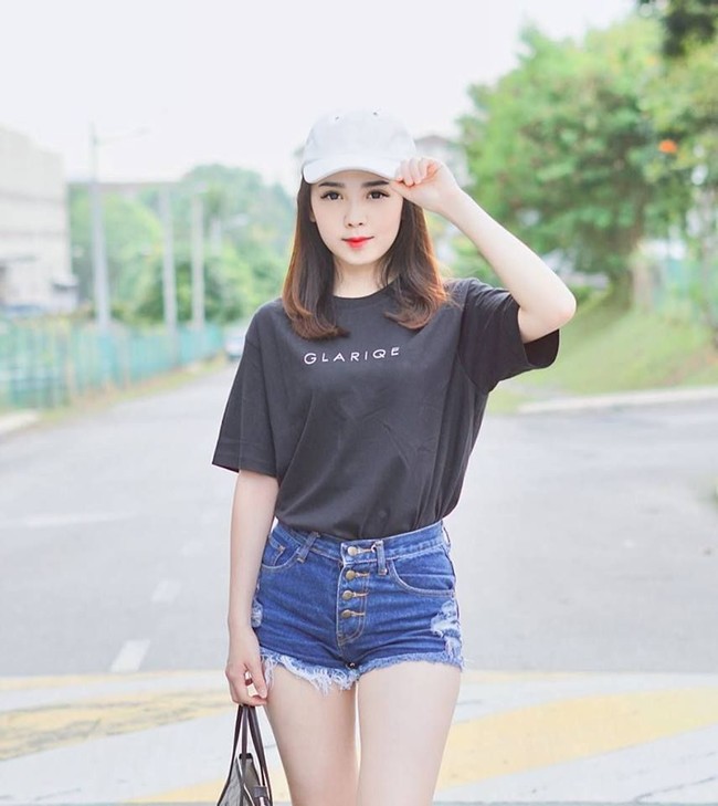 Tanpa seragam, Mabel juga terlihat memesona dengan gaya busananya yang stylish. Foto: Facebook