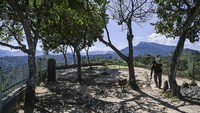 Juru makam Mahligai, Fahruddin menuturkan berdasarkan penelusuran dan sejarah dari tulisan di batu nisan makam, terdapat batu nisan Tuan Syekh Rukunuddin yang tertulis wafat pada malam 13 Syafar, Tahun 48 Hijriah, abad ke 7 Masehi, dalam usia 102 Tahun, 2 Bulan, 10 Hari. Dari data tersebut menurutnya dapat ditarik kesimpulan bahwa Islam telah masuk ke Barus sekitar abad ke 7 Masehi. Antara Foto/Sigid Kurniawan.