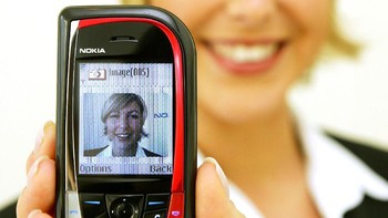 Foto yang tertanggal 18 Maret 2004 ini memunculkan Nokia 7610, ponsel berkamera 1 megapixel plus camcorder. (Foto: Sean Gallup/Getty Images)