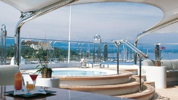 Lebih dekat dengan kolam renang yang dimiliki superyacht ini. Foto: CharterWorld