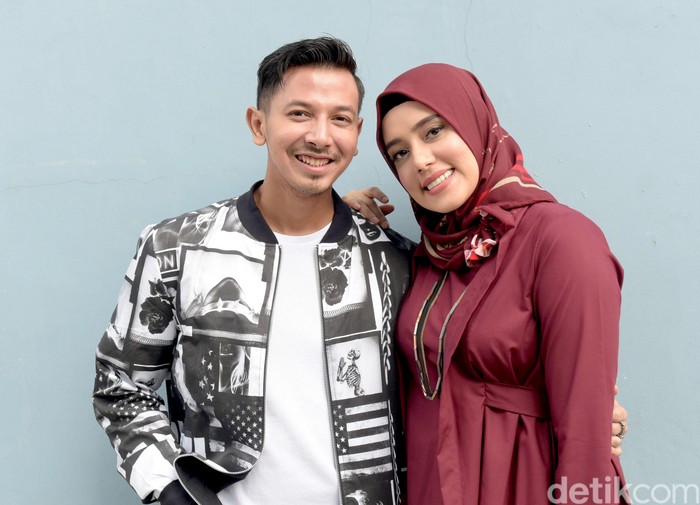 Fairuz A Rafiq dan suaminya Sony Septian. Foto: Noel/detikFoto Fairuz A Rafiq dan suaminya Sony Septian. Foto: Noel/detikFoto