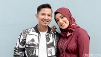 Fairuz A Rafiq dan Sonny Septian terlihat sangat mesra saat ditemui usai mengisi acara Brownis. Keduanya pun memperlihatkan kemesraanya di depan juru foto.  Foto: Noel/detikFoto