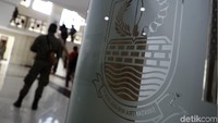 Sedangkan pihak penerima suap adalah Bupati Bekasi Neneng Hassanah Yasin, Kadis PUPR Kabupaten Bekasi Jamaludin, Kadis Pemadam Kebakaran Kabupaten Bekasi Sahat MBJ, Kadis DPMPTSP Kabupaten Bekasi Dewi Tisnawati, dan Kepala Bidang Tata Ruang Dinas PUPR Kabupaten Bekasi Neneng Rahmi.
