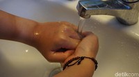 Jangan lupa lakukan dengan tangan satunya. (Foto: Frieda Isyana Putri/detikHealth)