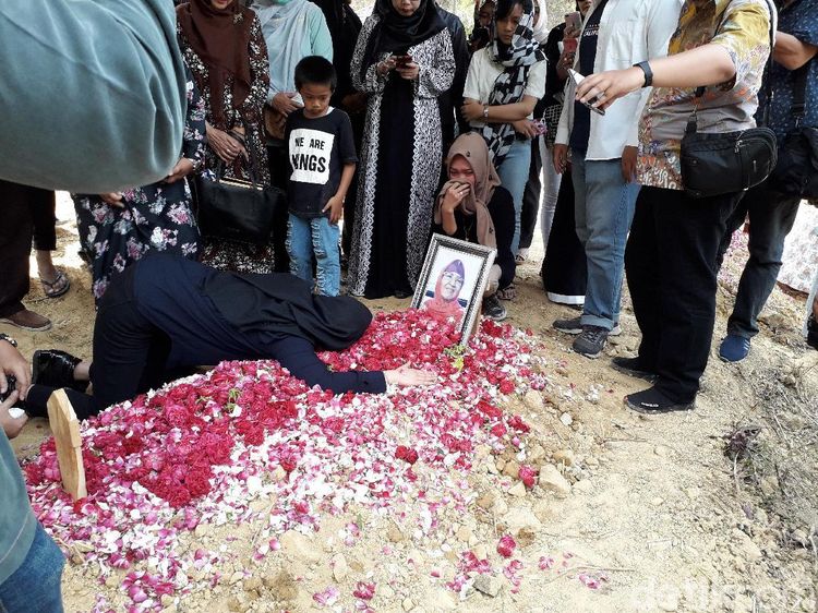 Tangis dan Pelukan Roro Fitria Sebelum Pingsan di Pusara Sang Bunda