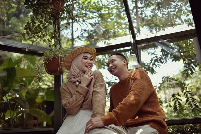 Melody pertama kali terlihat berhijab saat foto prewedding. Ia tampil cantik dengan busana bernuansa feminin. Warna-warna lembut seperti dusty pink jadi pilihannya. Foto: Hendra Klasik Photography