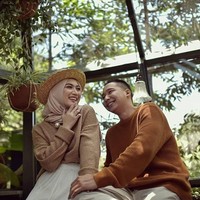 Melody pertama kali terlihat berhijab saat foto prewedding. Ia tampil cantik dengan busana bernuansa feminin. Warna-warna lembut seperti dusty pink jadi pilihannya. Foto: Hendra Klasik Photography