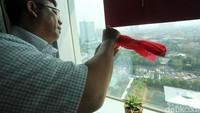 Sebelumnya peluru nyasar bersarang di ruangan Wenny Warouw dari Fraksi Gerindra dan ruangan Bambang Heri Purnama dari Golkar sekitar pukul 14.35 WIB kemarin.