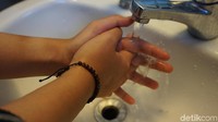 Langkah ketiga, temukan kedua telapak tangan dan kaitkan jari di salah satu tangan. Dan lakukan sebaliknya. (Foto: Frieda Isyana Putri/detikHealth)