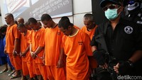 TNI AD mengatakan kedua oknum itu terancam dipecat dari satuannya bila terbukti bersalah.