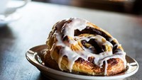 Selain gula dan bubuk kayu manis, cinnamon roll juga bisa diisi dengan bahan tambahan lainnya seperti kismis ataupun kacang. Foto : instagram @cafeluna.mx